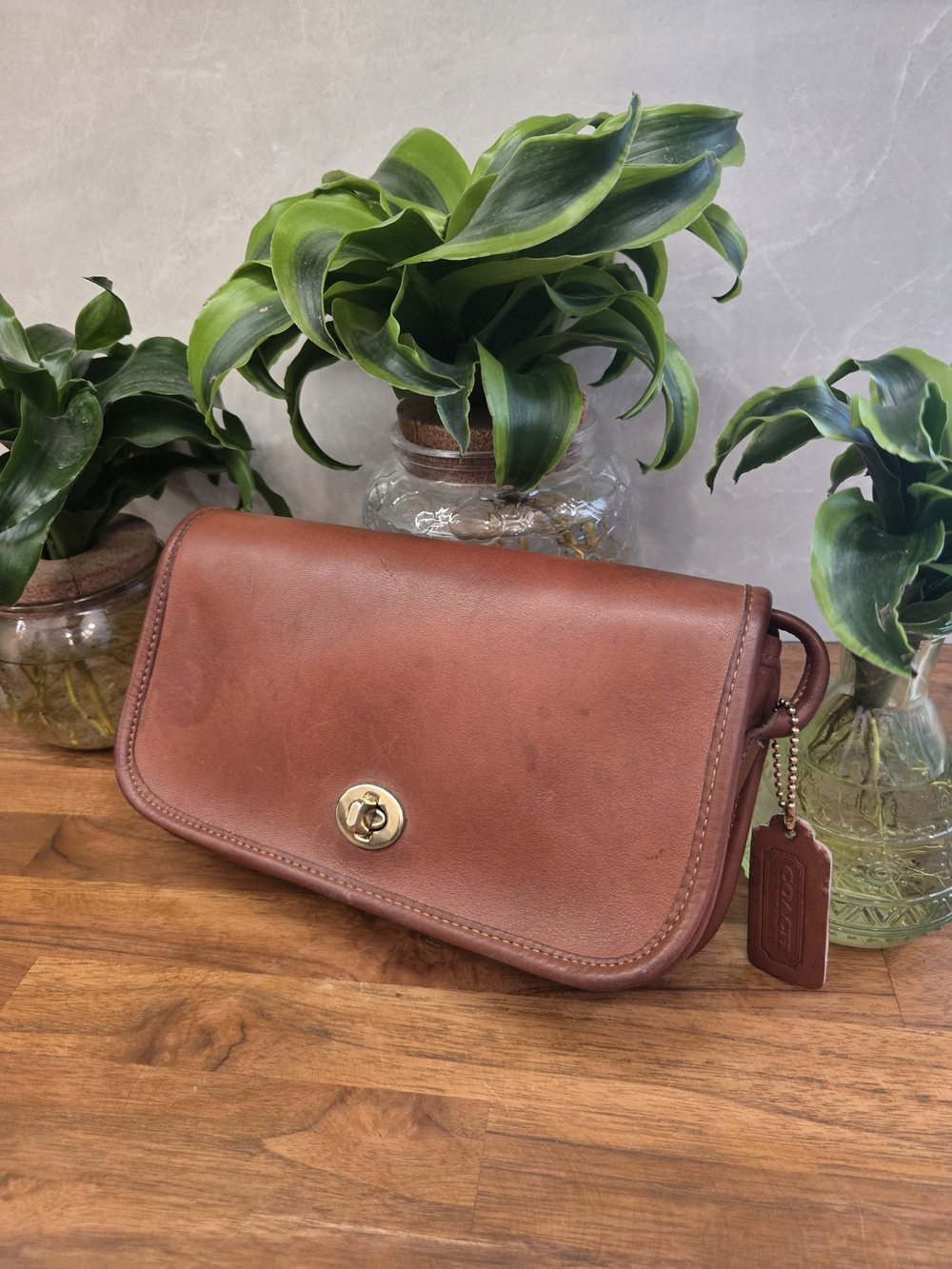 Vintage 80s Coach Dinky Bag British Tan Leather Crossbody Turnlock 9375 USA Made